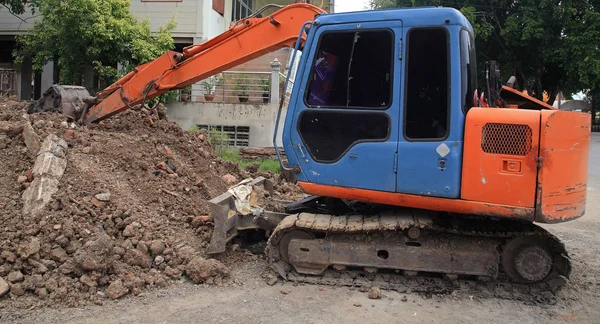 Excavator machine scoping dirt — Stock Photo, Image