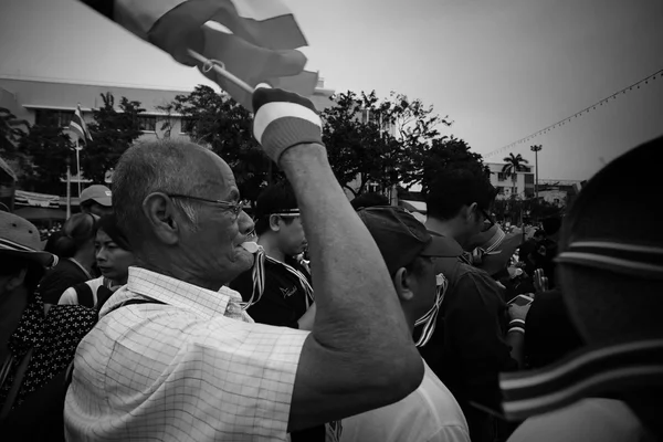 Homem anti-governo velho sopra assobiar e levantar bandeira tailandesa — Fotografia de Stock