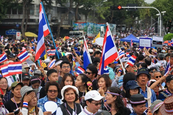 Митинг протеста у памятника демократии в Таиланде — стоковое фото
