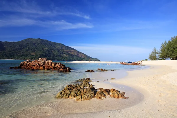 Tropischer weißer Sandstrand bei Koh Lipe — Stockfoto