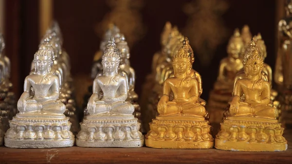 Muitas estátuas de Buda pequenas de ouro e prata — Fotografia de Stock