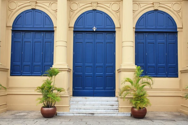 Grande porte et fenêtres bleues — Photo