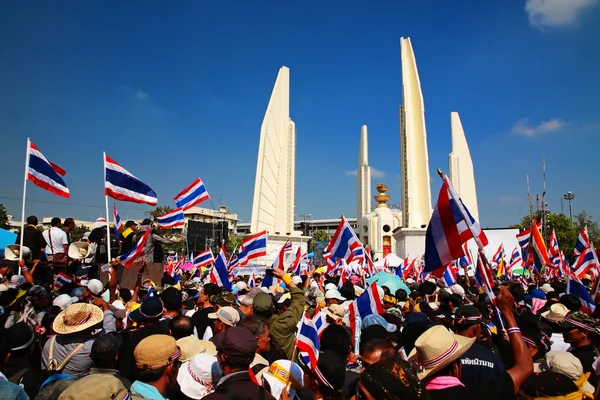 Manifestantes levantam bandeiras tailandesas no Monumento da Democracia — Fotografia de Stock