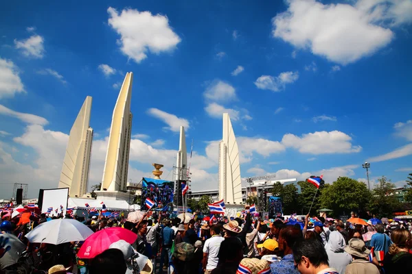 Protesters at Democracy Monument to anti government amnesty bill — Stock Photo, Image