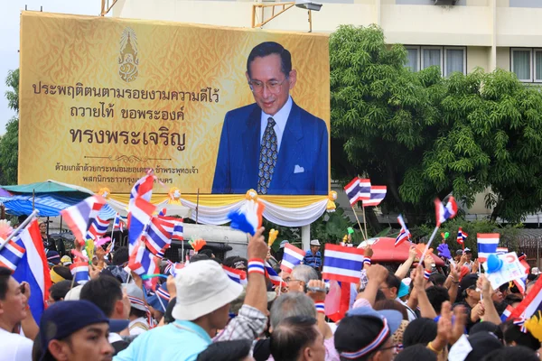 I manifestanti thailandesi passano il cartellone del re Bhumibol — Foto Stock