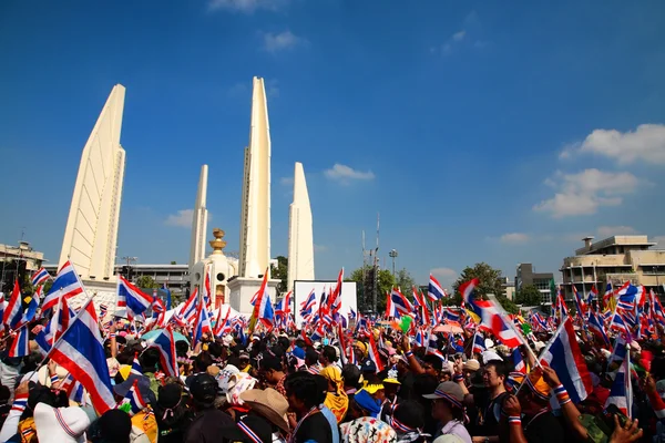 Demonstranten verzamelen bij democratie monument in bangkok — Stockfoto