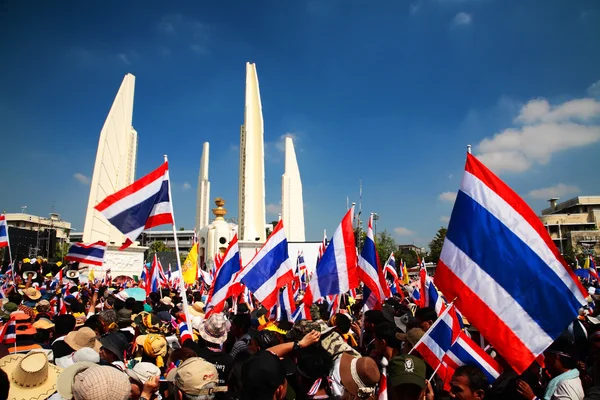 Manifestants anti-gouvernementaux au monument de la démocratie — Photo