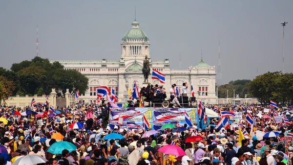 Manifestantes tailandeses se reúnen en la estatua del Rey Rama 5 — Foto de Stock