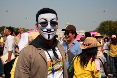 Tay protestocu giyen guy fawkes maskesi