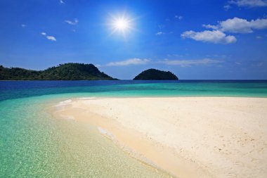 yaz plaj ve kristal deniz sumbeam karşı