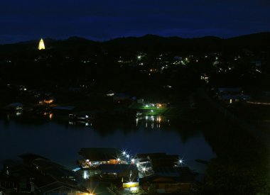 sangklaburi cityscape akşam Kanchanaburi'deki/daki oteller