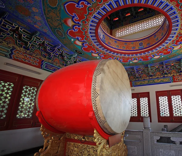 Grand tambour rouge décoré à l'intérieur du temple chinois pour cérémonie pu — Photo