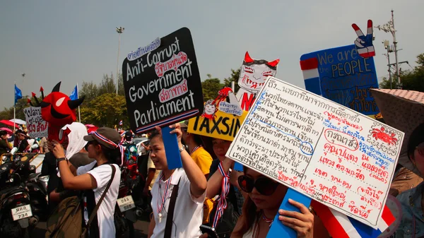 Thailändische Demonstranten hissen Schilder gegen die Regierung — Stockfoto