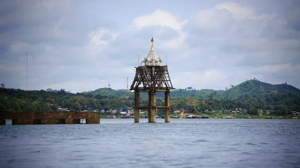 Liten pagod och under vatten kyrkan vid sangklaburi — Stockfoto