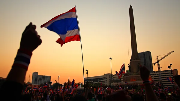 Bandeira tailandesa e mãos no monumento da Vitória — Fotografia de Stock