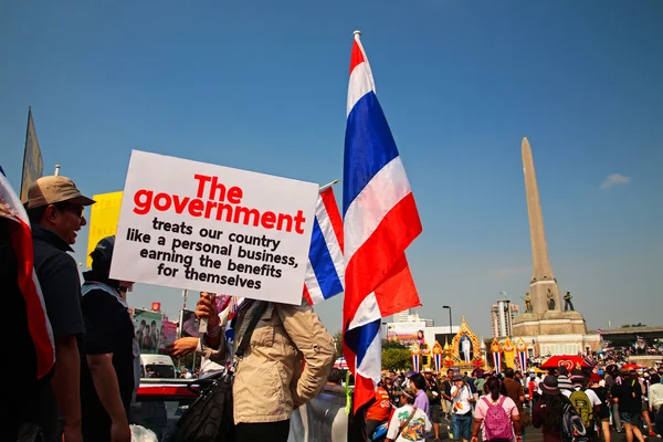 Thai people raises anti government plate — Stock Photo, Image