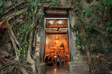 insanlar kung bang altın buddha heykeli wat antik tapınak içinde dua et..