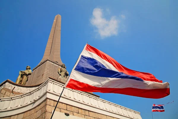 Agitant le drapeau thaïlandais contre le monument de la victoire — Photo