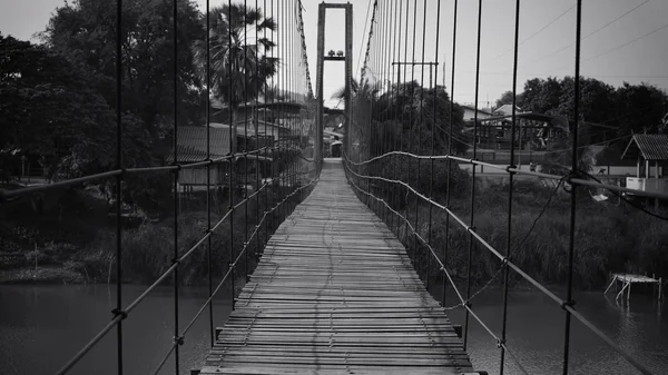 Rope wooden bridge to village — Stock Photo, Image