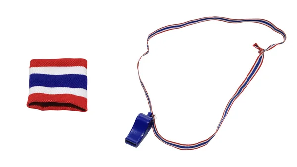 Pulseira bandeira tailandesa e apito azul — Fotografia de Stock