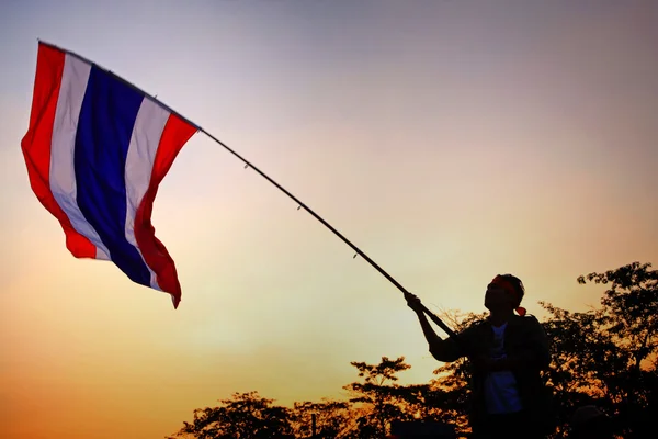 示威引发泰国国旗在黄昏的时候 — 图库照片