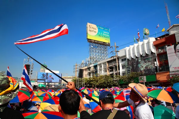 I manifestanti thailandesi si riuniscono all'incrocio di Ladprao per resistere al governo — Foto Stock