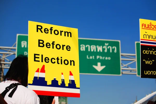 Thai protester raises banner to resist government — Stock Photo, Image