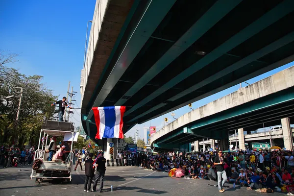 Протестующие в Таиланде на перекрестке Ладпрао против правительства — стоковое фото