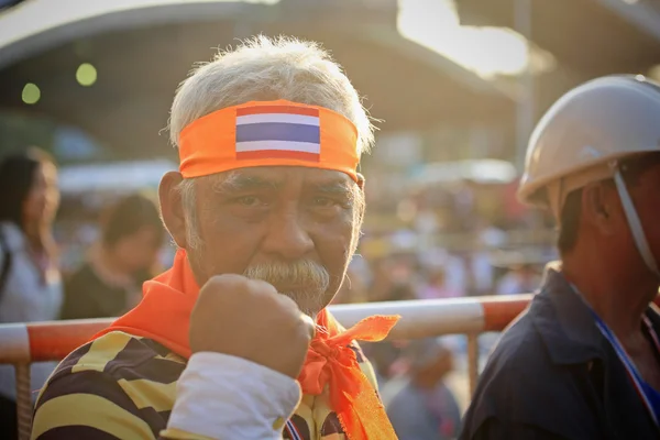 Oude Thaise demonstrant toont tekenen van de strijd om anti de regering — Stockfoto