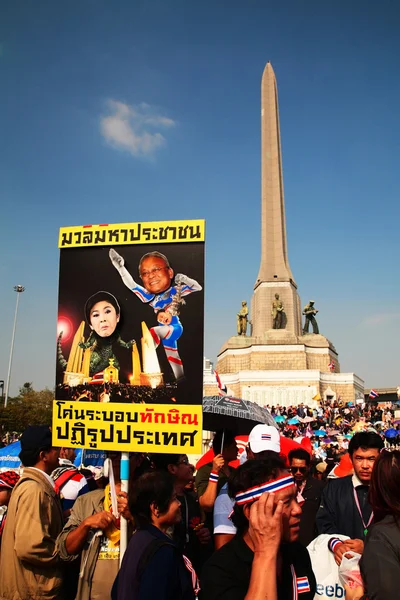 Banner of Yingluck and Thaksin defeated by Suthep — Stock Photo, Image