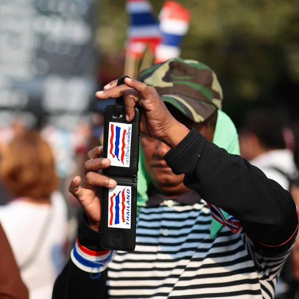 Manifestante utiliza un teléfono inteligente para capturar mitin contra el gobierno —  Fotos de Stock