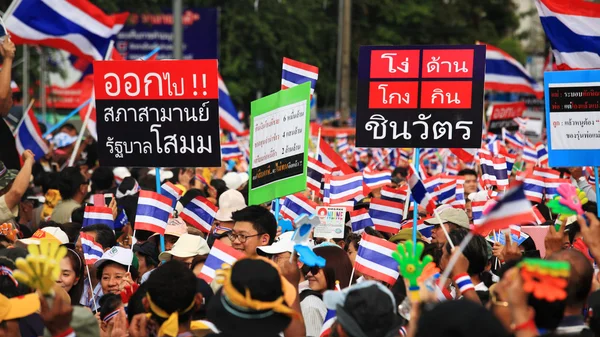 Manifestantes tailandeses levantan pancarta anti Shinawatra — Foto de Stock