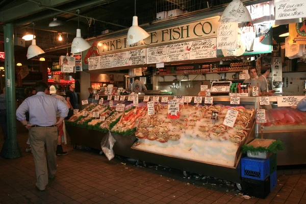Pike Place Fish Co. в Сиэтле — стоковое фото