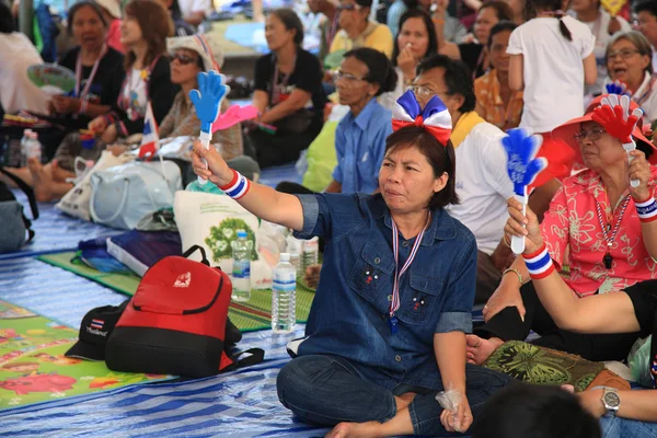Thailändische Demonstranten winken Regierungsgegnern mit Handschlag zu — Stockfoto