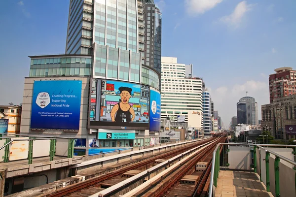 BTS Skytrain binari sopraelevati nel distretto di Asoke — Foto Stock