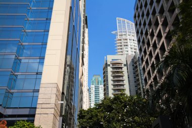 Mavi gökyüzüne karşı modern binalar