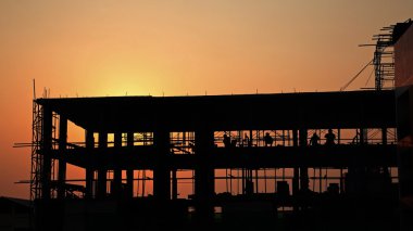 siluet işçilerin inşaat sahasında