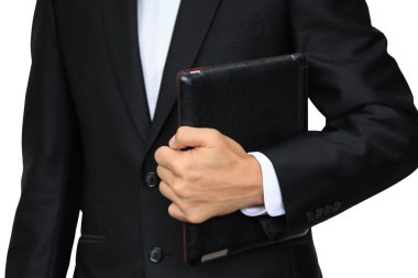 Deri çanta ile dijital tablet holding iş adamı