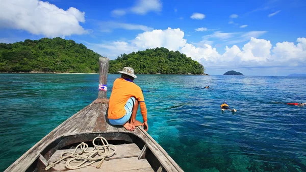 Snorkeling na miejscu w przeźroczysty kryształ morze w koh surin — Zdjęcie stockowe