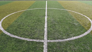 Yeşil çimlere kick off ya da nokta başlamak