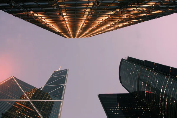 Rascacielos de oficina de negocios del centro de la ciudad con cielo crepuscular — Foto de Stock
