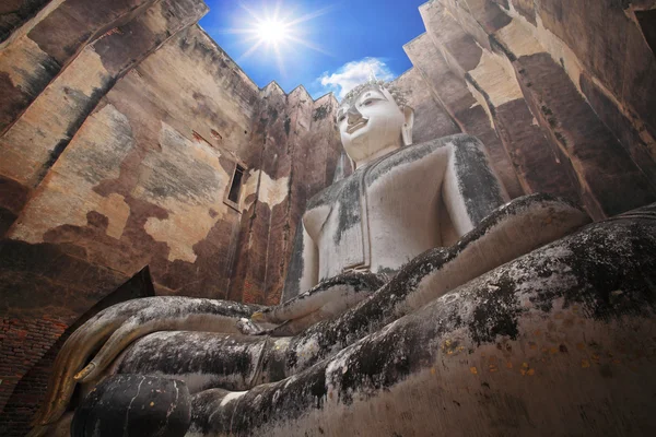Buddha-Statue gegen Sonnenstrahl am Sukhothai — Stockfoto