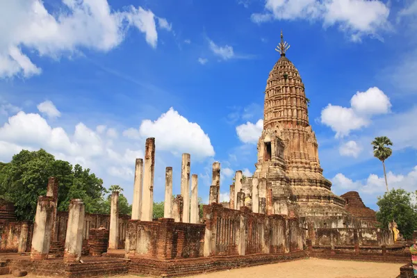 Sukhothai ruin gamla pagoda gyönyörű romantikus lány szabadban, hosszú haj, fúj a szél. Háttér-világítású, meleg színárnyalatok — Stockfoto