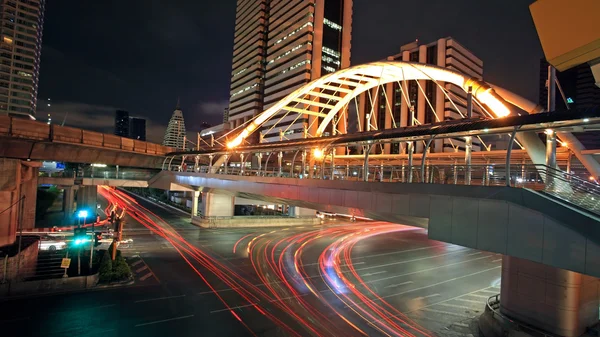 Edifícios altos e passeio pelo céu público em Bancoc — Fotografia de Stock