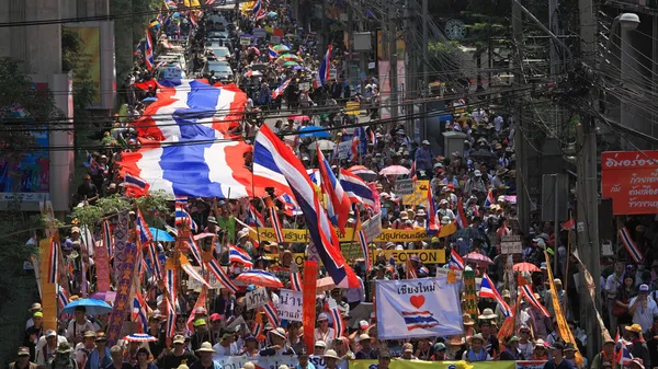 Manifestantes tailandeses se reúnem com grande bandeira tailandesa — Fotografia de Stock