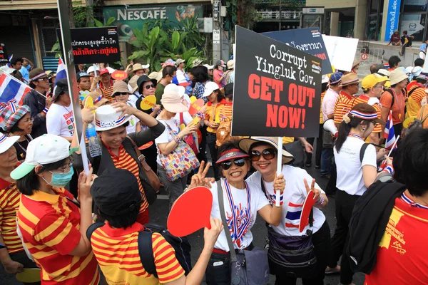 Thaise demonstranten raisng uitstappen yingluck banner — Stockfoto