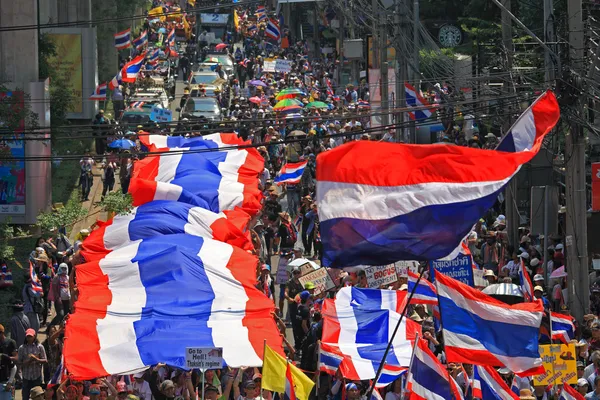 Thai protestors rally with large thai flag — Stock Photo, Image