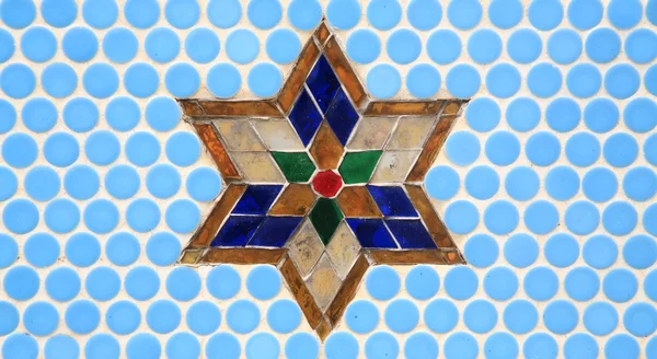 Decoração estrela de vidro colorido na parede azul — Fotografia de Stock