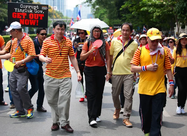 Thaise demonstranten tegen yingluck regering marcherentailandesi manifestanti in marcia per contro il governo di yingluck — Stockfoto