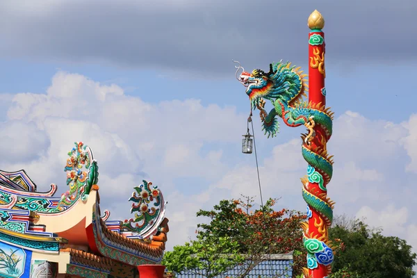 Draak op rode kolom in chinese tempel — Stockfoto